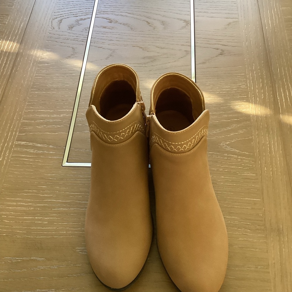 Beautiful Brown Booties size 8
